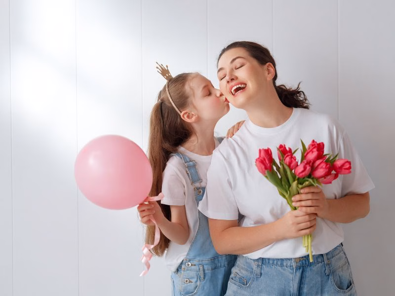 Women’s Day quotes for mom with loving and warm artwork